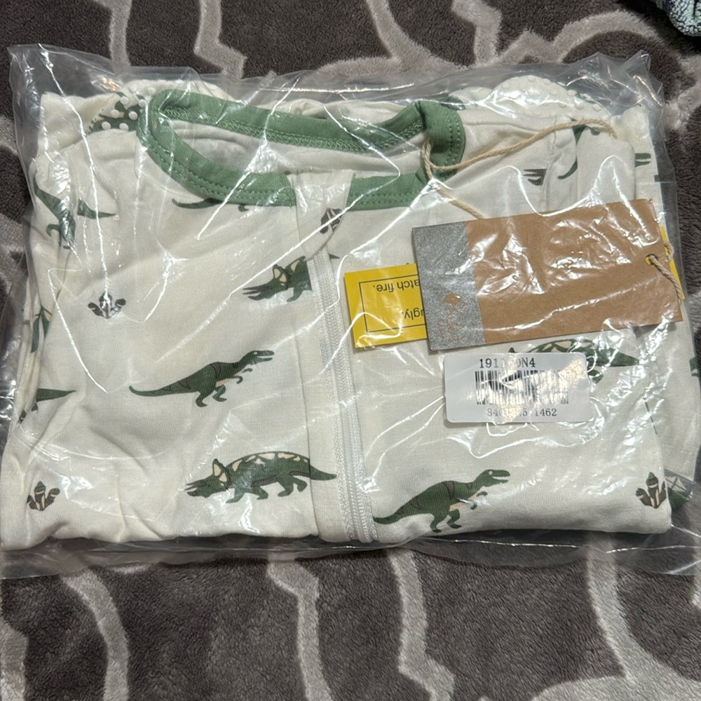 Brand new in bag zipper footie. 🦖🦕 very rare retired print